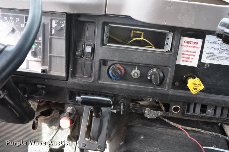 image for item G7490 1995 International 4900 feed truck