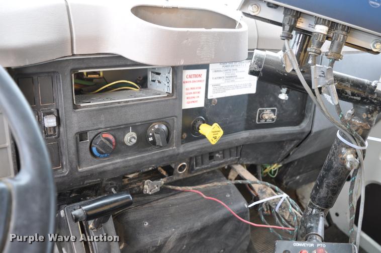 image for item G7490 1995 International 4900 feed truck