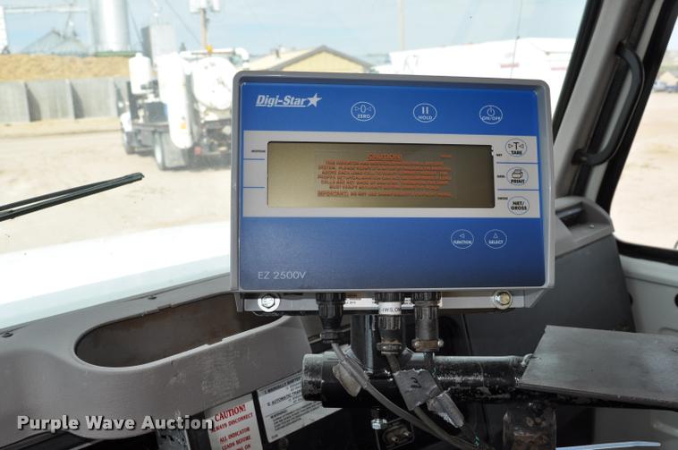 image for item G7490 1995 International 4900 feed truck