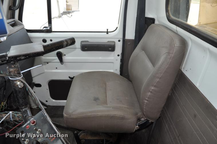 image for item G7490 1995 International 4900 feed truck