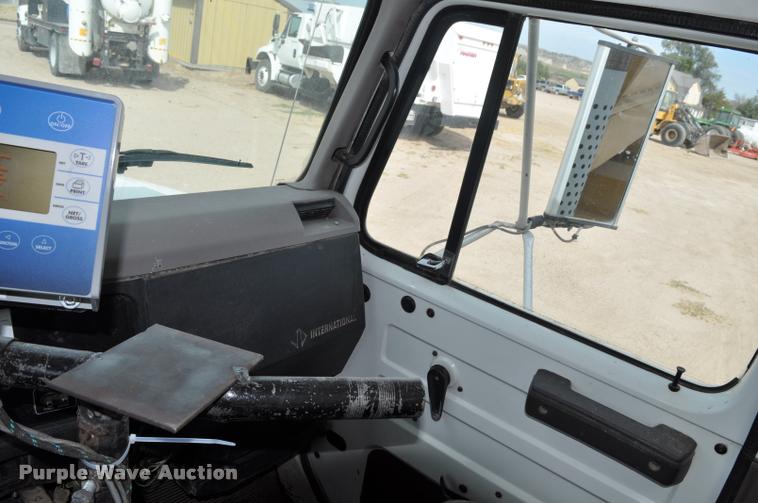 image for item G7490 1995 International 4900 feed truck