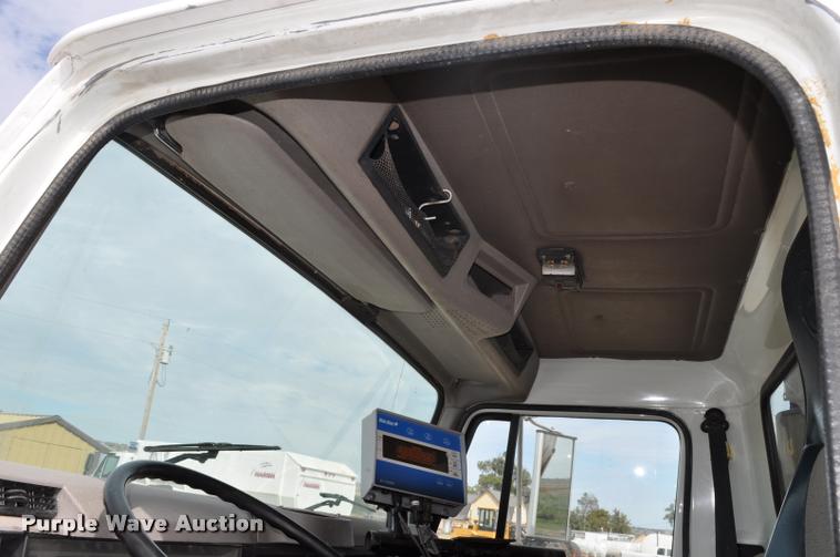 image for item G7490 1995 International 4900 feed truck