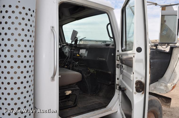 image for item G7490 1995 International 4900 feed truck
