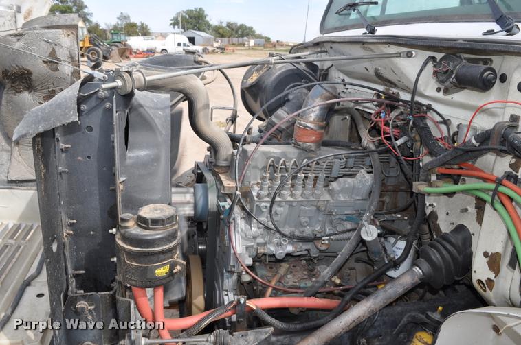 image for item G7490 1995 International 4900 feed truck