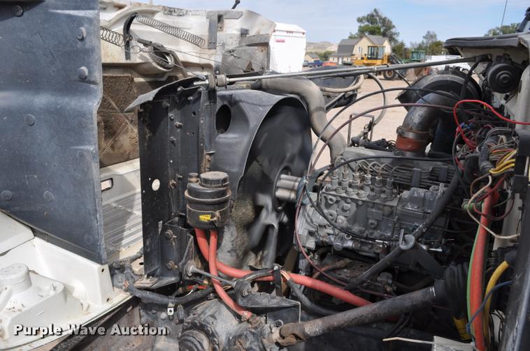 image for item G7490 1995 International 4900 feed truck