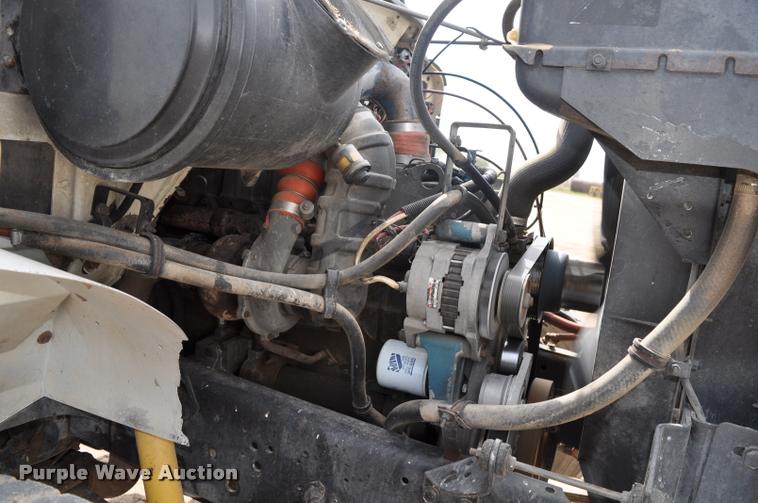 image for item G7490 1995 International 4900 feed truck