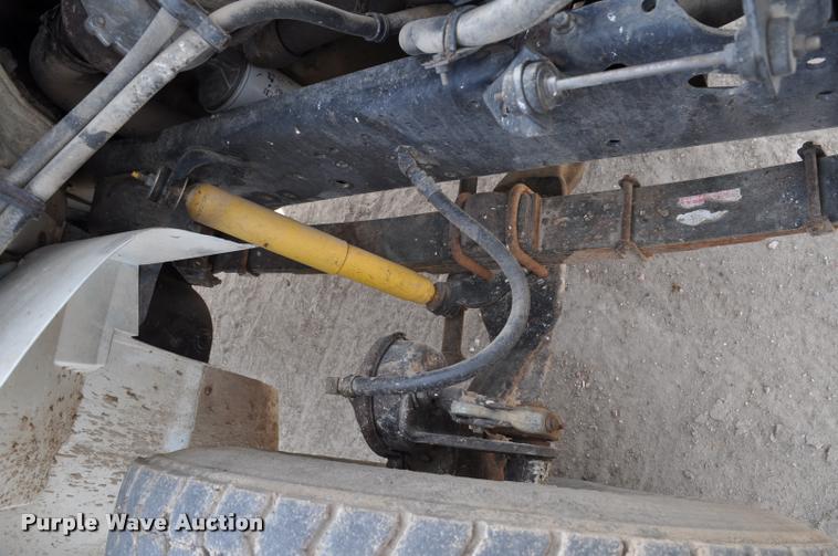 image for item G7490 1995 International 4900 feed truck