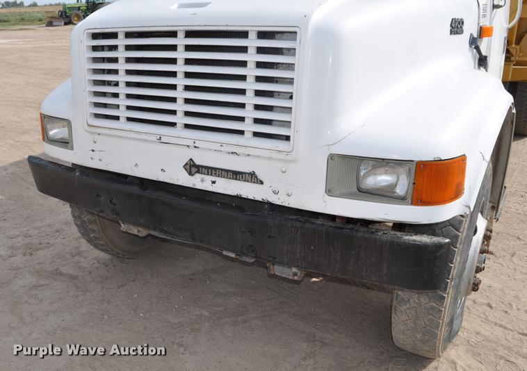 image for item G7490 1995 International 4900 feed truck