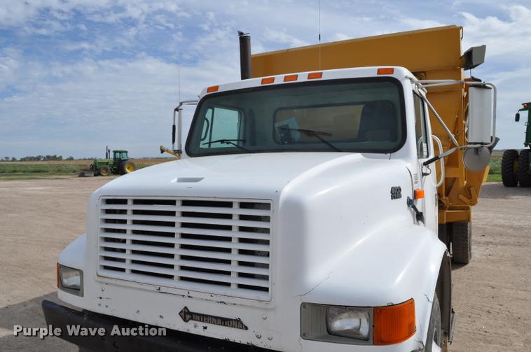 image for item G7490 1995 International 4900 feed truck