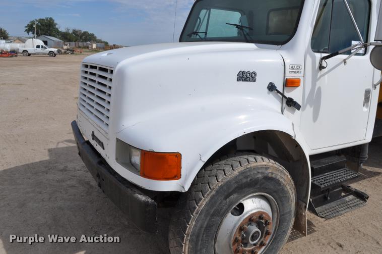 image for item G7490 1995 International 4900 feed truck
