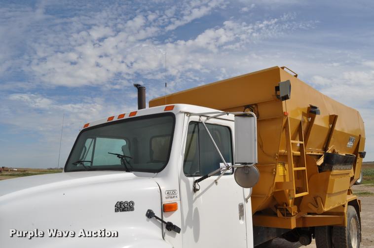 image for item G7490 1995 International 4900 feed truck