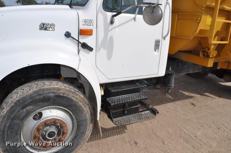 image for item G7490 1995 International 4900 feed truck
