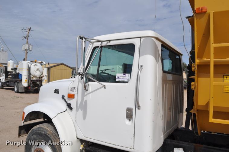 image for item G7490 1995 International 4900 feed truck