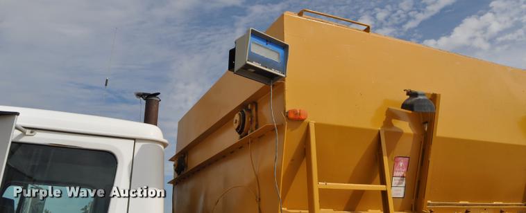 image for item G7490 1995 International 4900 feed truck