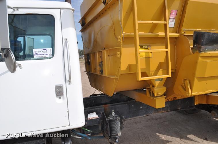 image for item G7490 1995 International 4900 feed truck