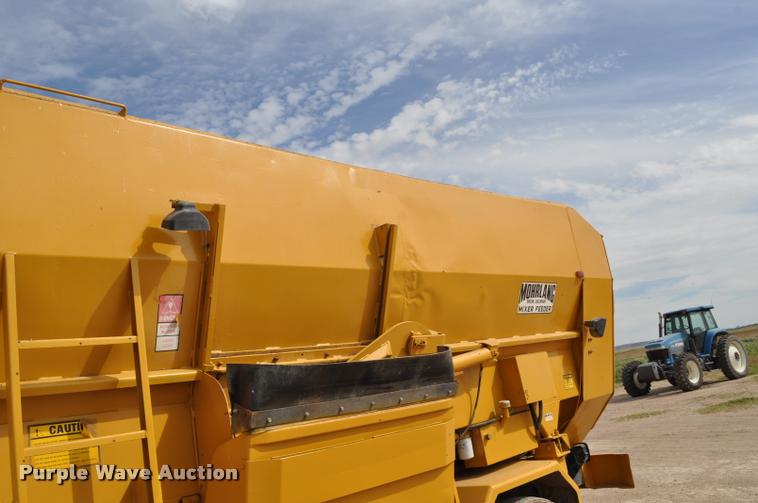 image for item G7490 1995 International 4900 feed truck