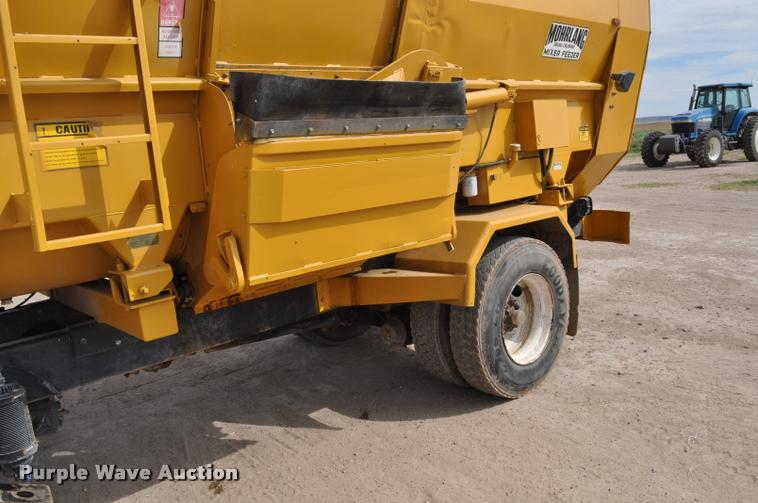 image for item G7490 1995 International 4900 feed truck