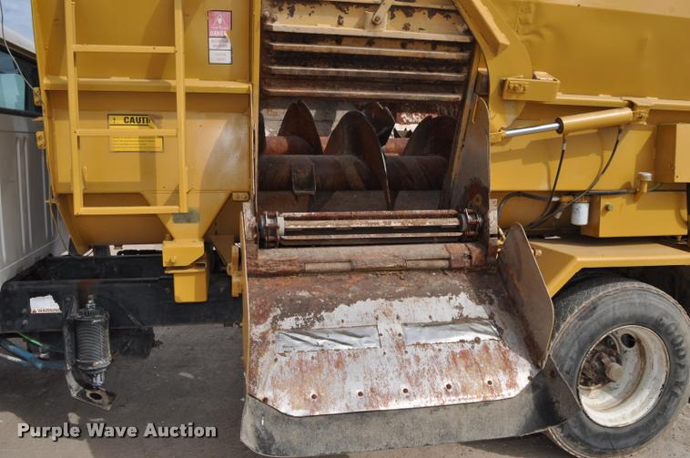 image for item G7490 1995 International 4900 feed truck