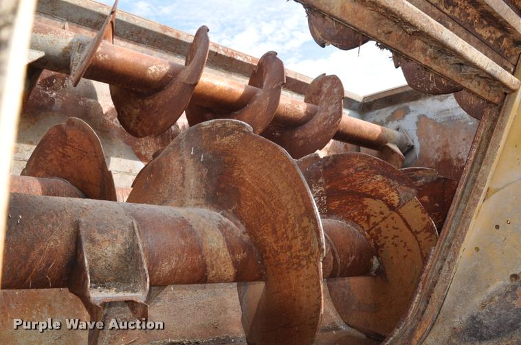 image for item G7490 1995 International 4900 feed truck