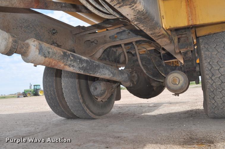 image for item G7490 1995 International 4900 feed truck