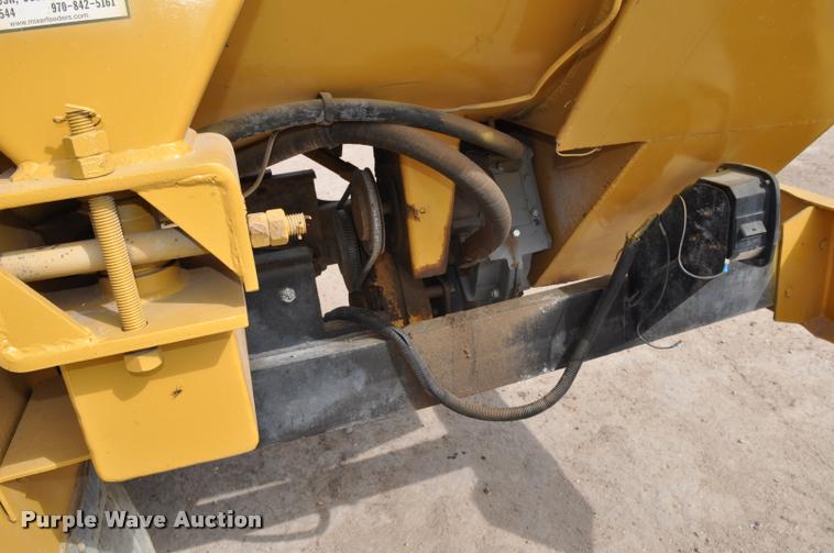 image for item G7490 1995 International 4900 feed truck