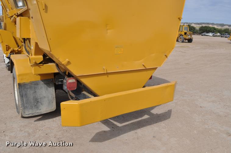 image for item G7490 1995 International 4900 feed truck