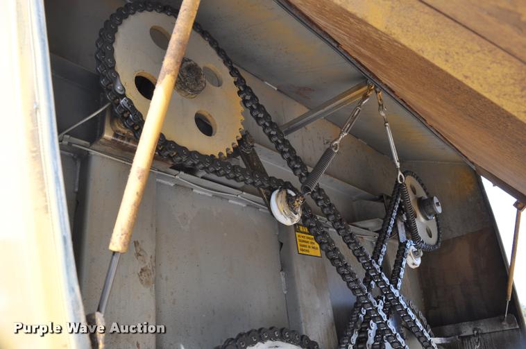 image for item G7490 1995 International 4900 feed truck