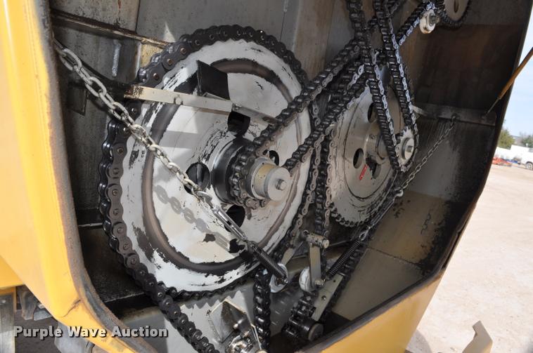 image for item G7490 1995 International 4900 feed truck