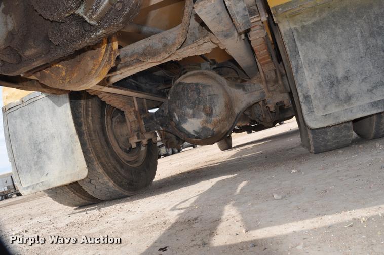 image for item G7490 1995 International 4900 feed truck