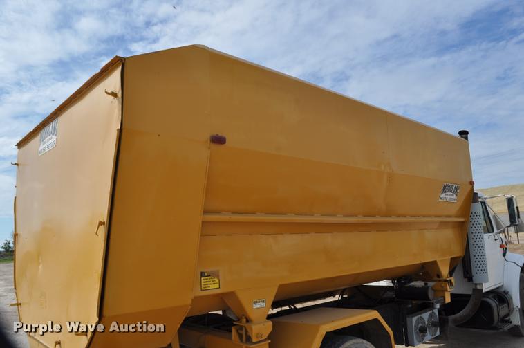 image for item G7490 1995 International 4900 feed truck