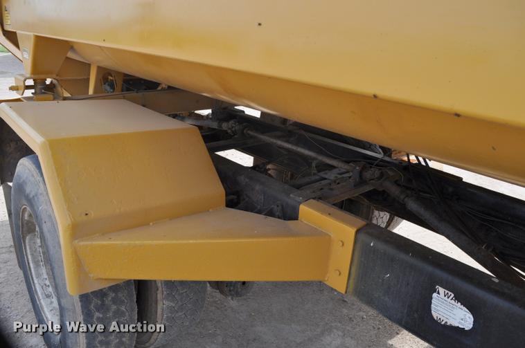 image for item G7490 1995 International 4900 feed truck