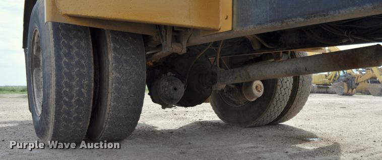 image for item G7490 1995 International 4900 feed truck