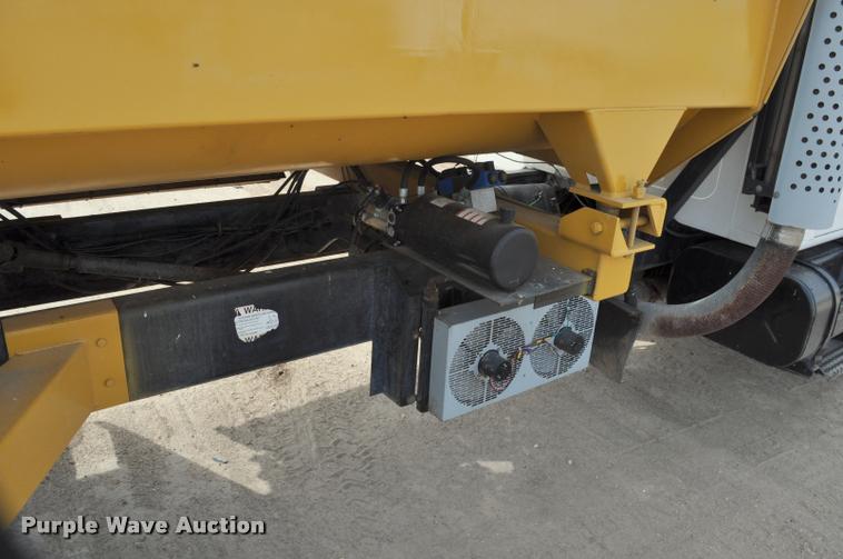 image for item G7490 1995 International 4900 feed truck