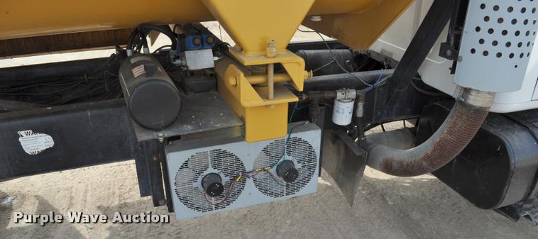 image for item G7490 1995 International 4900 feed truck