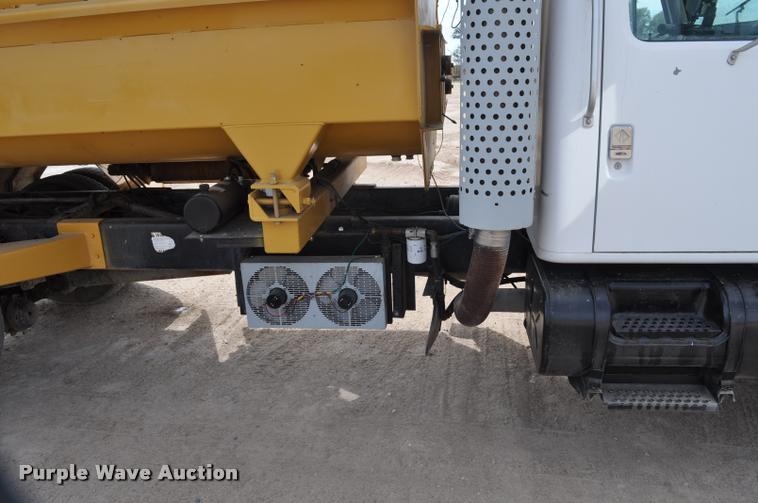 image for item G7490 1995 International 4900 feed truck