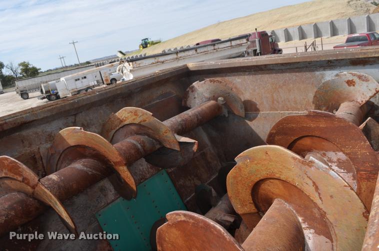 image for item G7490 1995 International 4900 feed truck