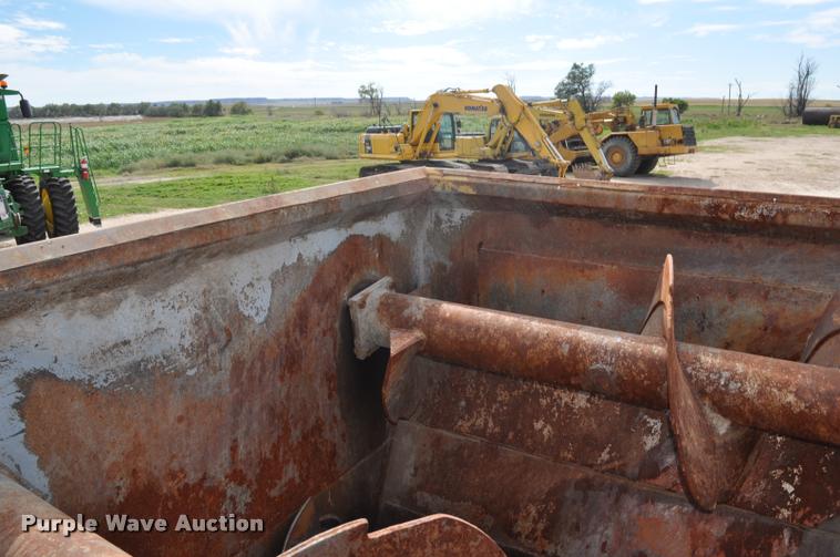 image for item G7490 1995 International 4900 feed truck