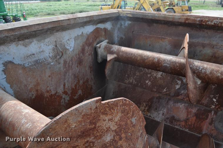 image for item G7490 1995 International 4900 feed truck