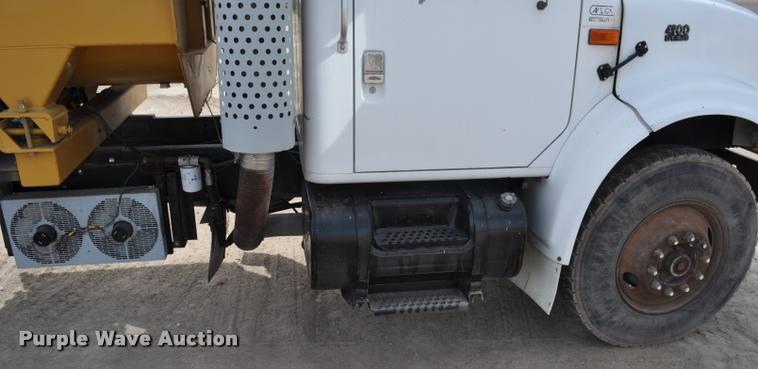 image for item G7490 1995 International 4900 feed truck