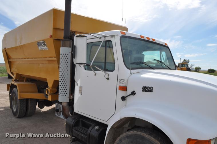 image for item G7490 1995 International 4900 feed truck