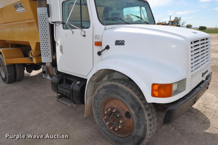 image for item G7490 1995 International 4900 feed truck