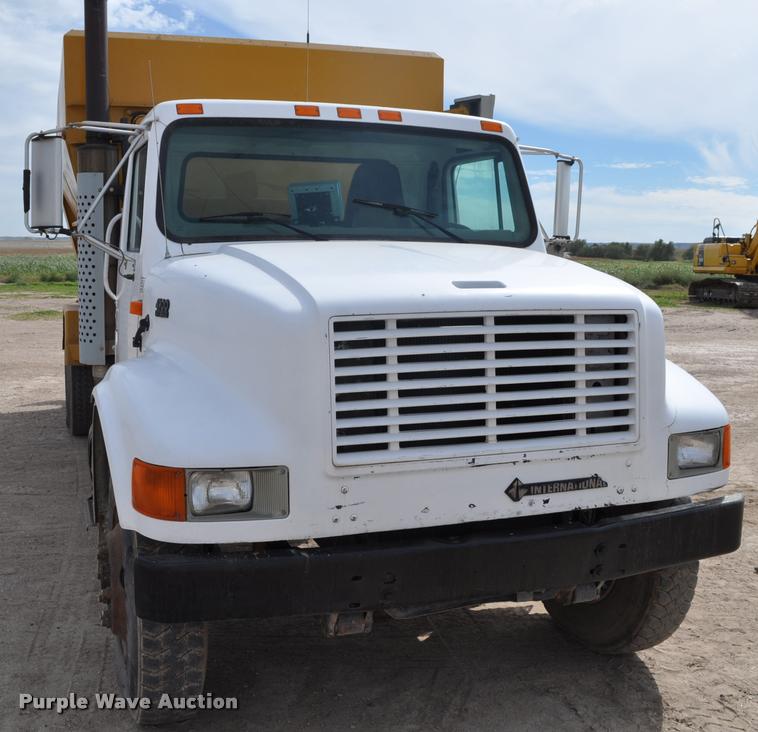 image for item G7490 1995 International 4900 feed truck
