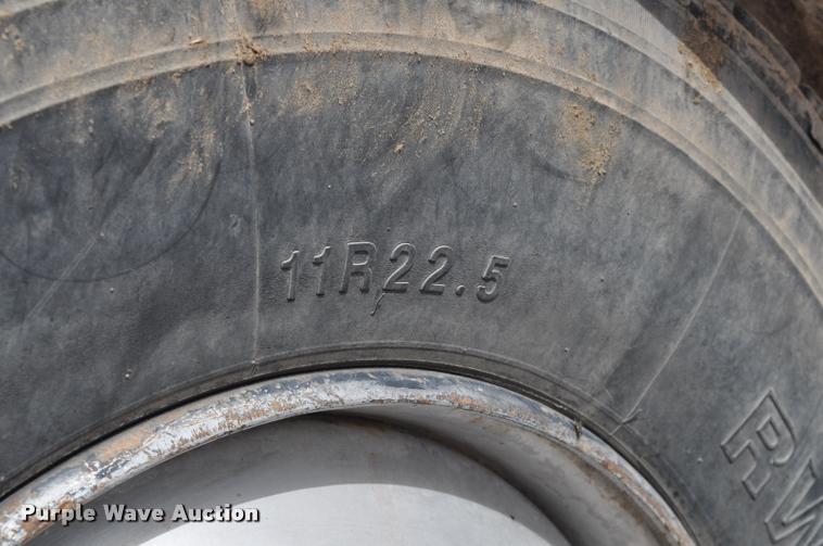 image for item G7490 1995 International 4900 feed truck