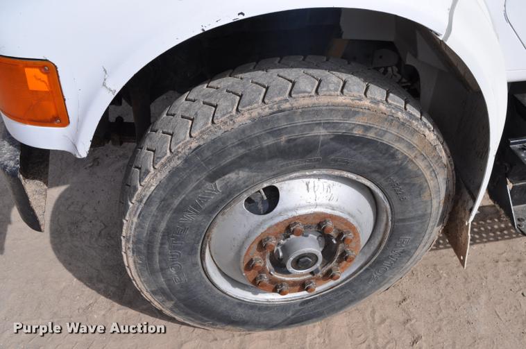 image for item G7490 1995 International 4900 feed truck