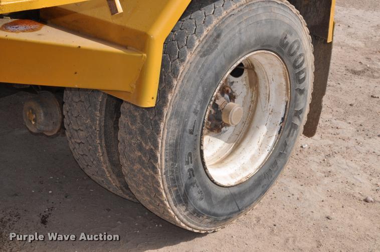 image for item G7490 1995 International 4900 feed truck