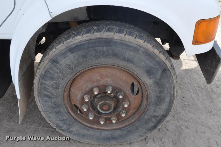 image for item G7490 1995 International 4900 feed truck