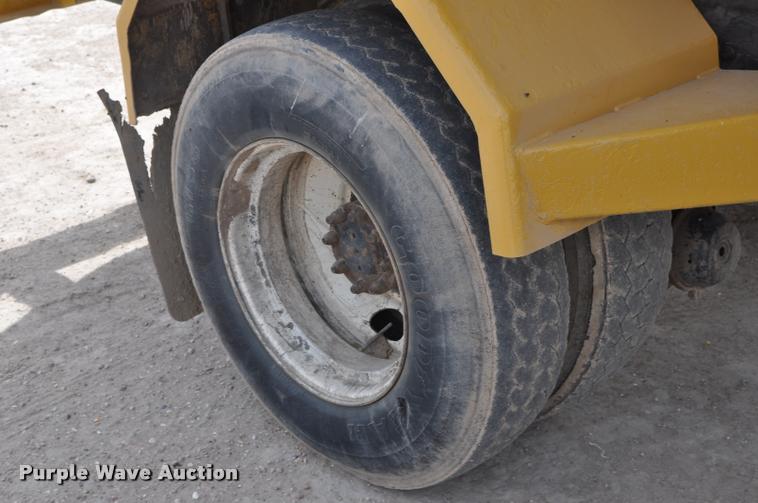 image for item G7490 1995 International 4900 feed truck