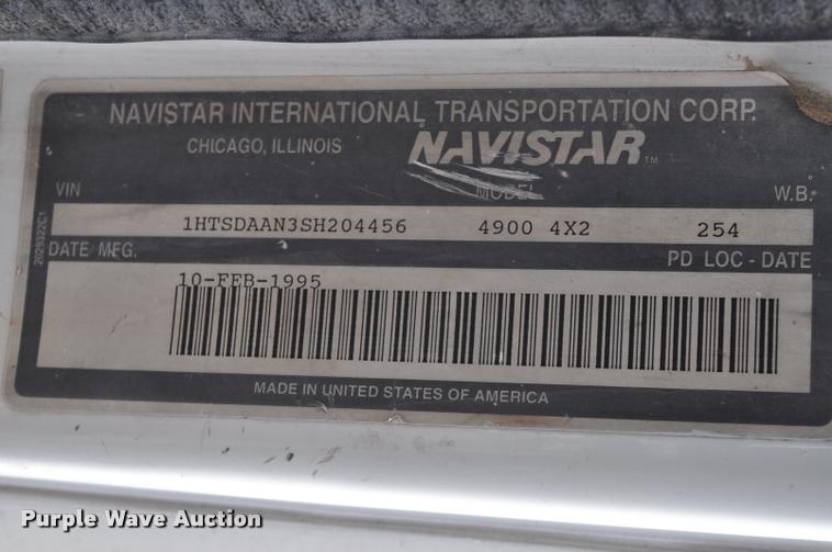 image for item G7490 1995 International 4900 feed truck