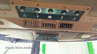 image for item L1600 1984 John Deere 8650 4WD tractor