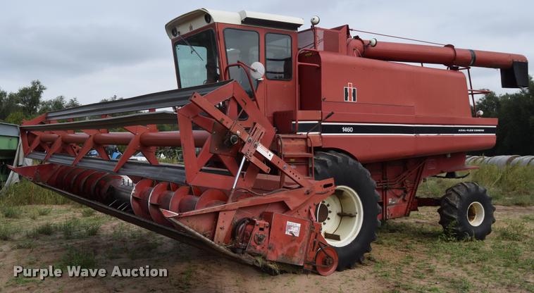 image for item L2606 1982 International 1460 combine